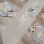Servetėlių ir takelio komplektas, kreminis su ornamentais